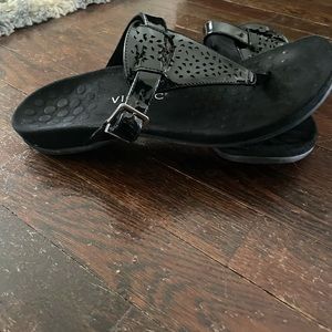 Vionic size11 black patent leather sandal worn 2X